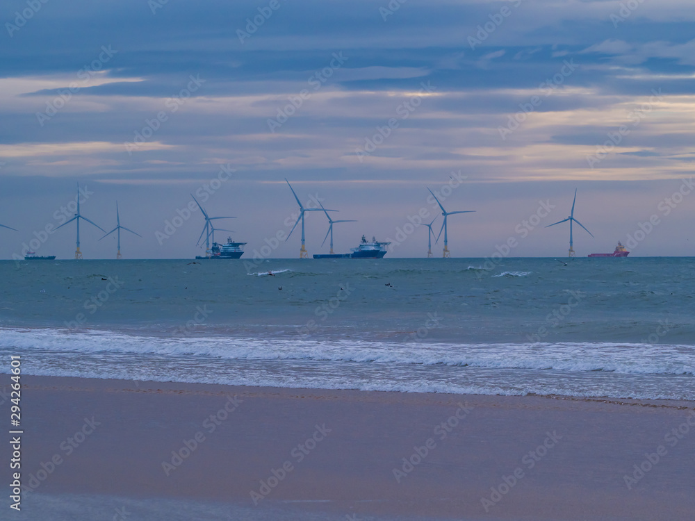 Aberdeen / Szkocja - 6 października 2019: Statki i farma wiatrowa przy brzegu Aberdeen - obrazy, fototapety, plakaty 