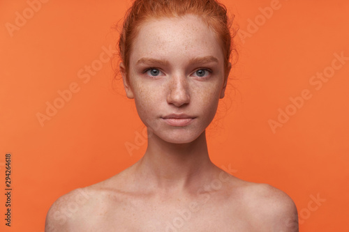 Photographie Studio photo of beautiful young readhead female with casual hairstyle standing o