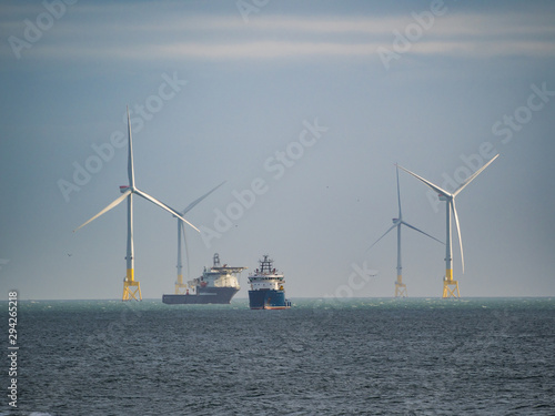 Aberdeen / Szkocja - 6 października 2019: Statki i farma wiatrowa przy brzegu Aberdeen © Adam Wrobel