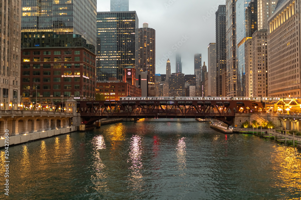 Obraz premium Chicago wieczorem panoramę miasta most nad rzeką