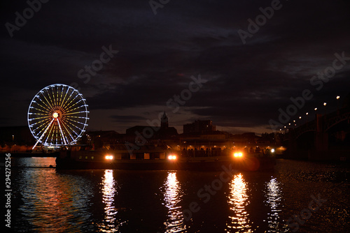 Bateau de nuit sur la Garonne, près de la grande roue 