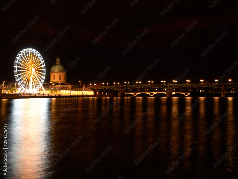 Vue de nuit sur la Garonne, sa grande roue et le Dôme de la Grave, Toulouse
