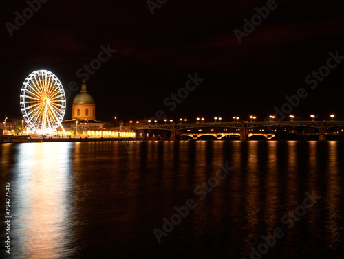 Vue de nuit sur la Garonne, sa grande roue et le Dôme de la Grave, Toulouse