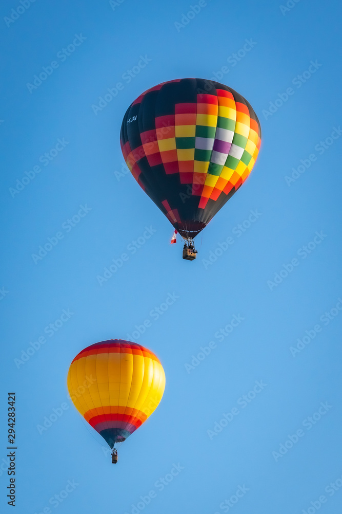 Obraz premium Colorful hot air balloon over Grants Pass Oregon on a beautiful summer morning