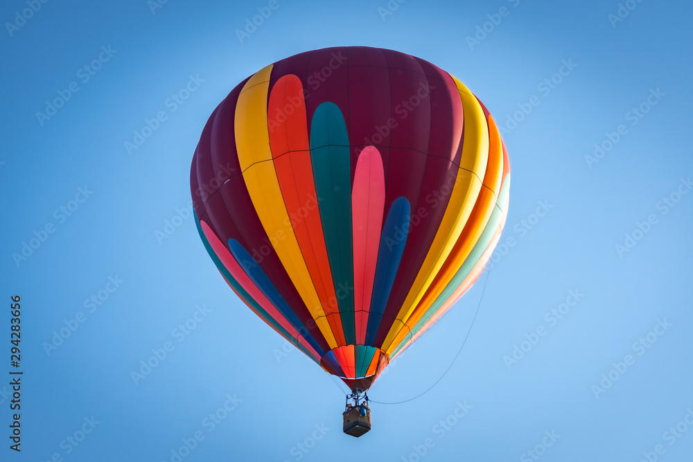 Fototapeta premium Kolorowy balon na ogrzane powietrze nad Grants Pass Oregon w piękny letni poranek
