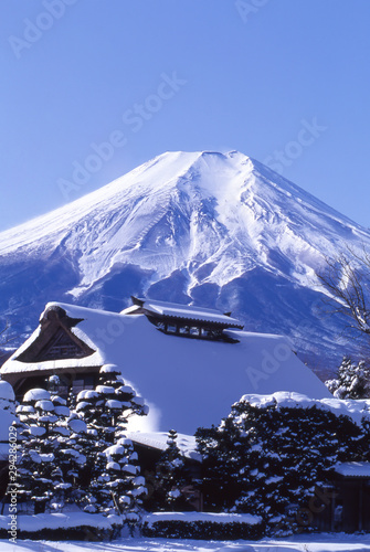 忍野八海と富士山の雪景色