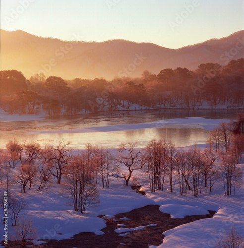 冬の秋元湖（日本　裏磐梯）の日の出の風景