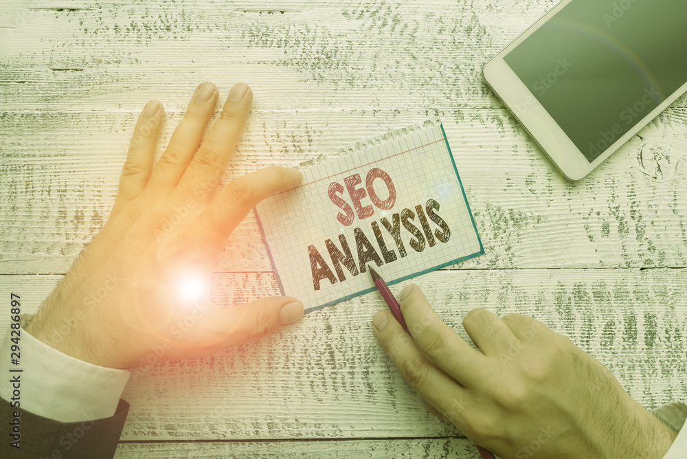 Obraz premium Word writing text Seo Analysis. Business photo showcasing tool helps showing to study on how to improve a website ranking