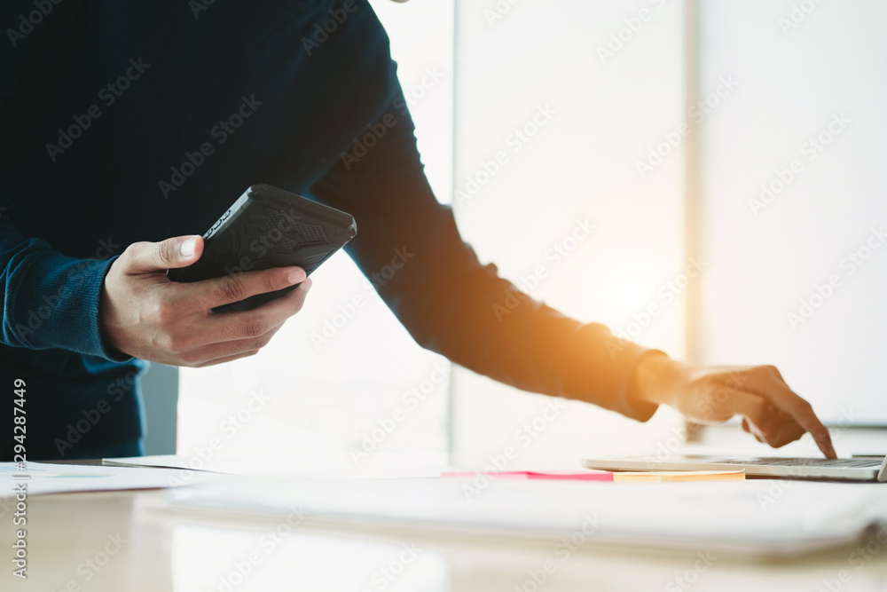 Obraz premium Business man analyzing investment graph and discussing plan in meeting room, investment concept