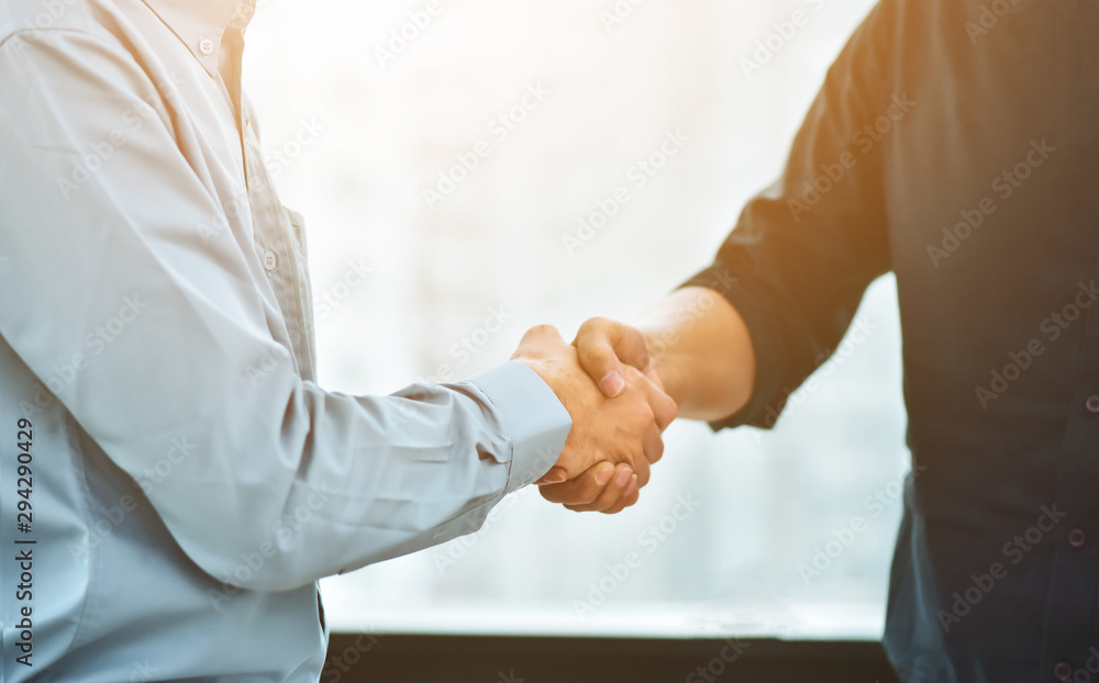 Fototapeta premium Close up Businessman shake hand