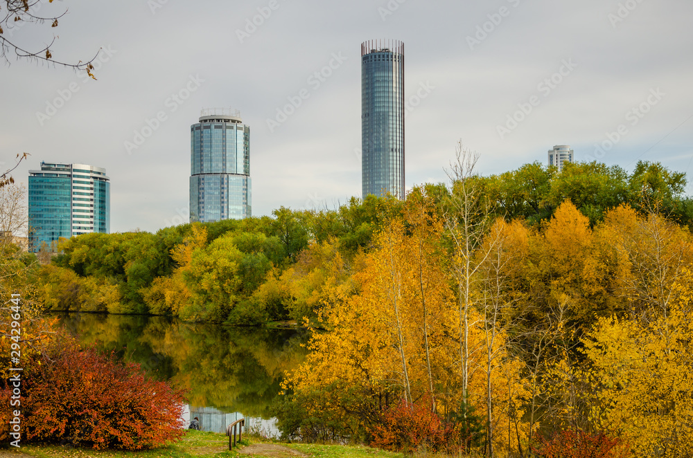 Obraz premium The Iset River. Yekaterinburg. View of the city center.Autumn in the city.