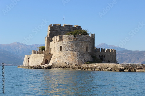 Obraz na plátne Small Greek Castle on a Lake
