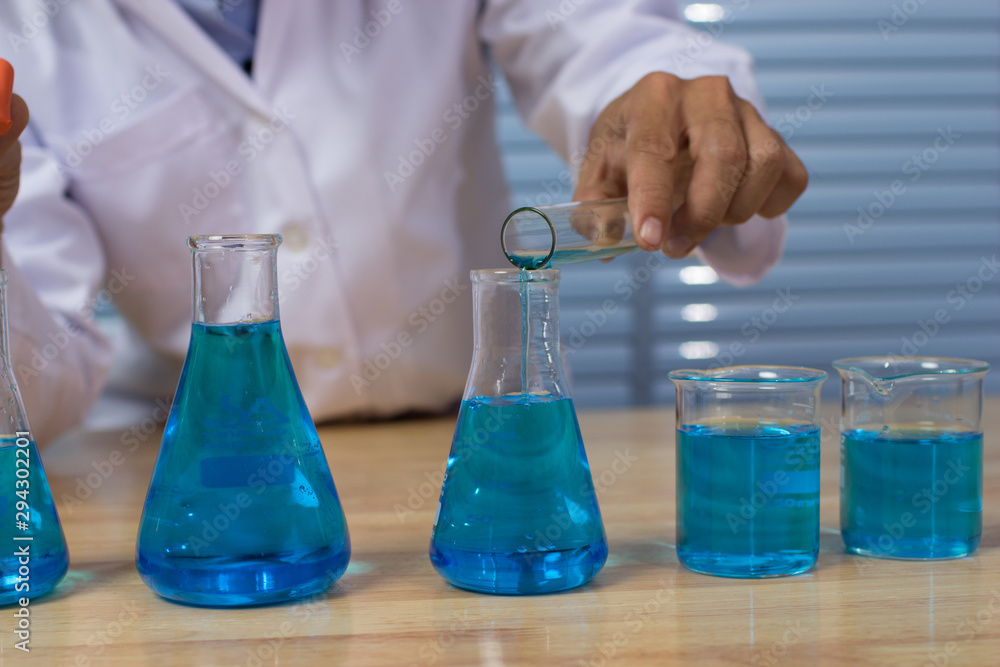 Scientists are experimenting with reagents.To treat the disease in people. Scientists are experimenting with reagents.To treat the disease in people.