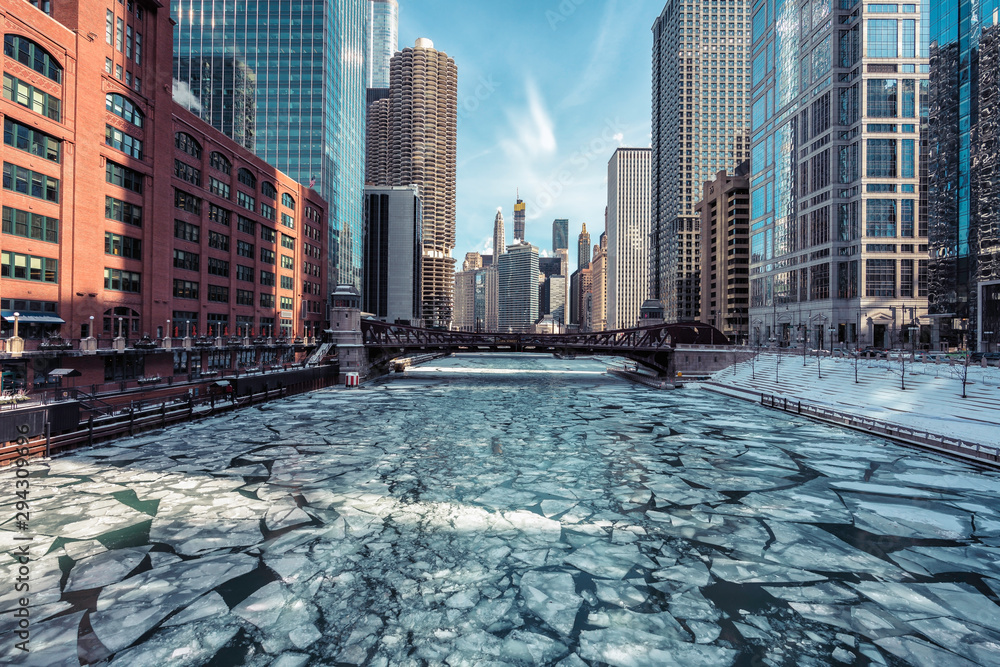 Obraz premium Lód na rzece Chicago podczas zimowego wiru polarnego
