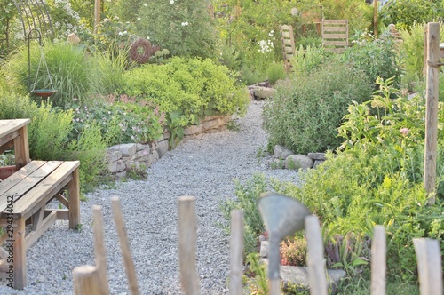 Fotografija Gravel path in country garden setting