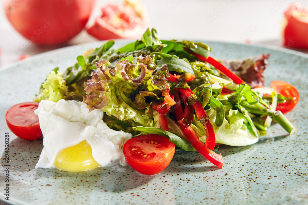 Φωτογραφία Macro Photo of mixed salad with poached egg, sliced sweet bell pepper, fresh lettuce leaves and cherry tomatoes