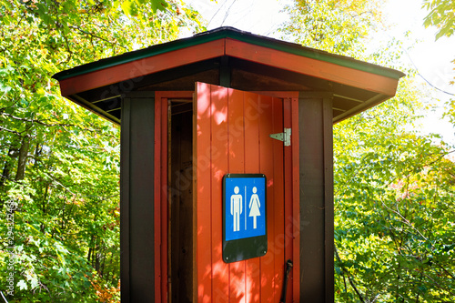 Foto Gorgeous red and brown public toilet in the middle of the woods, Gatineau Park ,Quebec, Canada