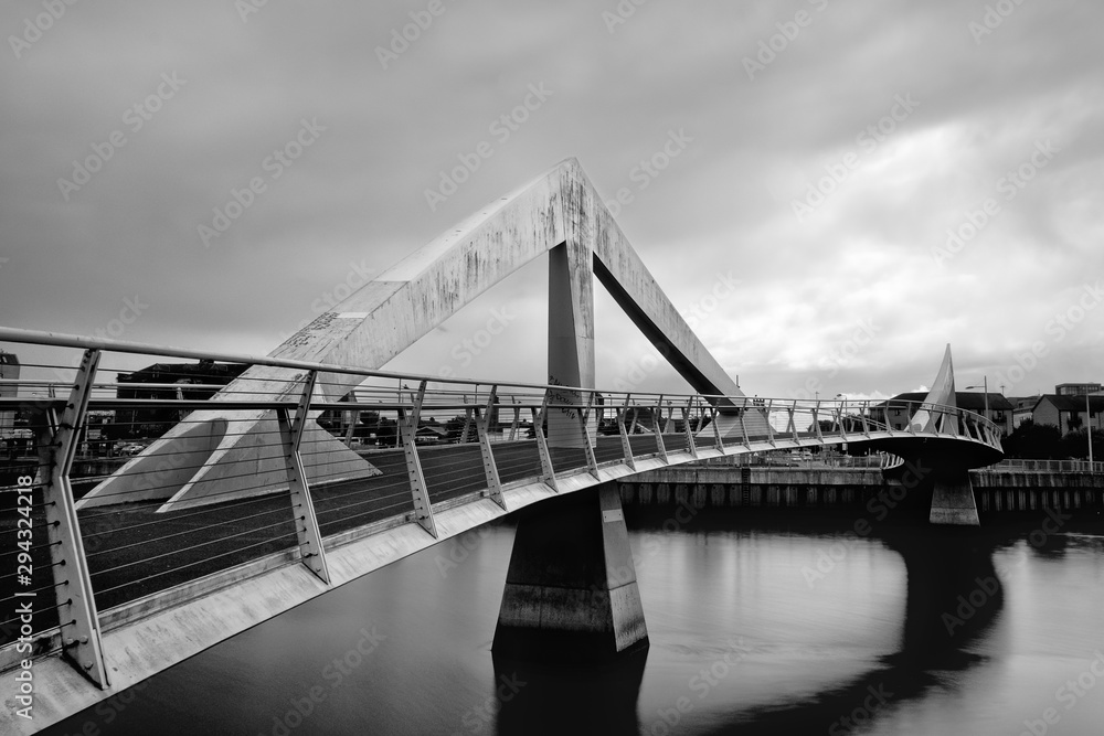 Fototapeta premium Tradeston Bridge on the river Clyde in black and white, Glasgow, Scotland, UK