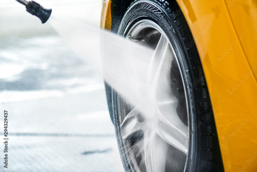 Ταπετσαρία Car washing with soap and high pressure water