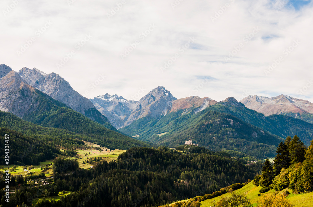 Fototapeta premium Scuol, Tarasp, Unterengadin, Engadin, Bergdorf, Schloss, Fontana, Vulpera, Wanderweg, Alpen, Graubünden, Herbst, Schweiz