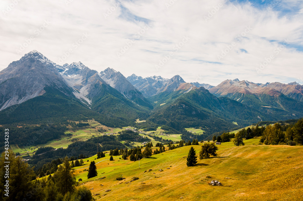 Scuol, Tarasp, Unterengadin, Engadin, Schloss, Fontana, Vulpera, Wanderweg, Inntal, Alpen, Graubünden, Sommer, Schweiz Scuol, Tarasp, Unterengadin, Engadin, Schloss, Fontana, Vulpera, Wanderweg, Inntal, Alpen, Graubünden, Sommer, Schweiz
