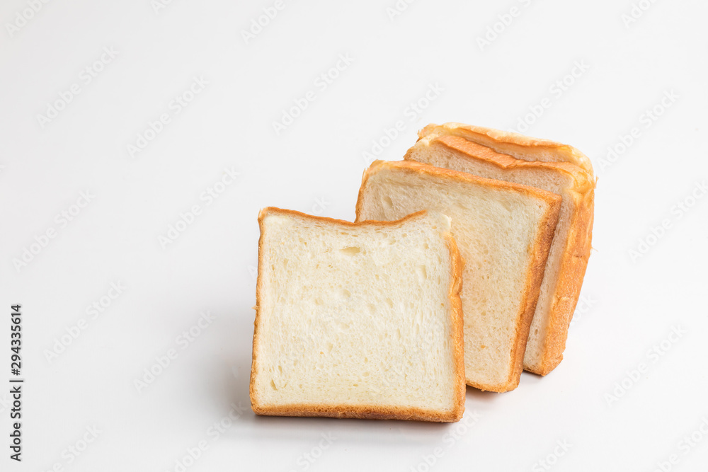 白背景に切れた食パンがある　コピースペース　切り抜き　plain bread