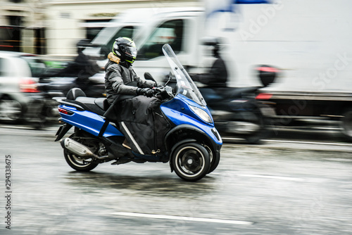 Fotografie A motorcycle on road in big city