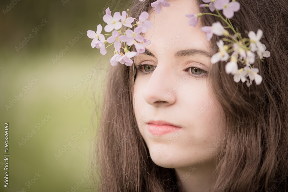 portrait d'une jeune fille avec une couronne de fleurs. Romantisme et tendresse portrait d'une jeune fille avec une couronne de fleurs. Romantisme et tendresse