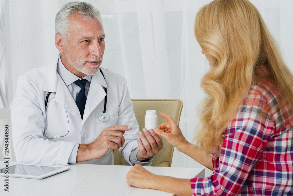 Obraz premium Doctor handing medication to patient