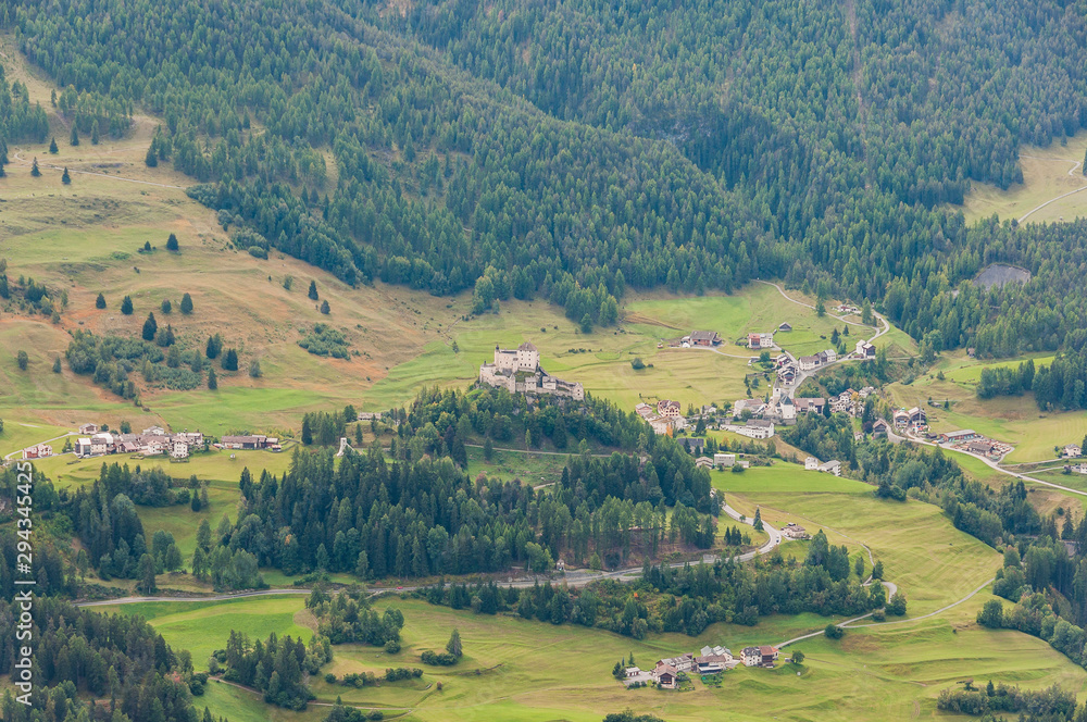 Fototapeta premium Scuol, Tarasp, Schloss, Unterengadin, Fontana, Vulpera, Dorf, Wanderweg, Alpen, Graubünden, Sommer, Schweiz
