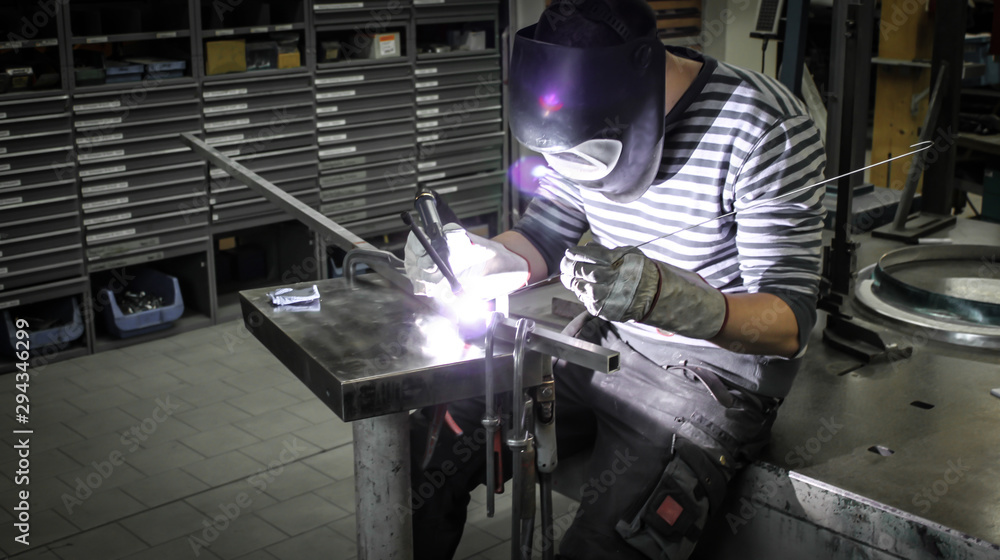 Schweißer verschweißt zwei Aluminiumrohre mit dem Wig Schweißverfahren Schweißer verschweißt zwei Aluminiumrohre mit dem Wig Schweißverfahren