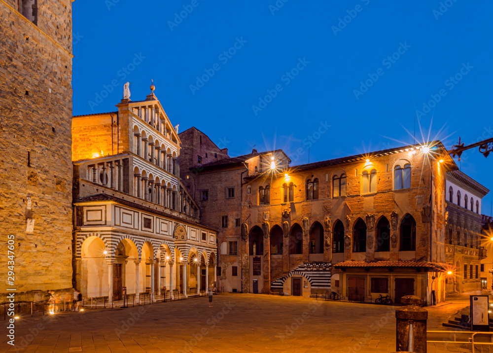 Pistoia, Toscana, Italia, piazza duomo con la cattedrale e il vecchio palazzo dei vescovi durante l'ora blu