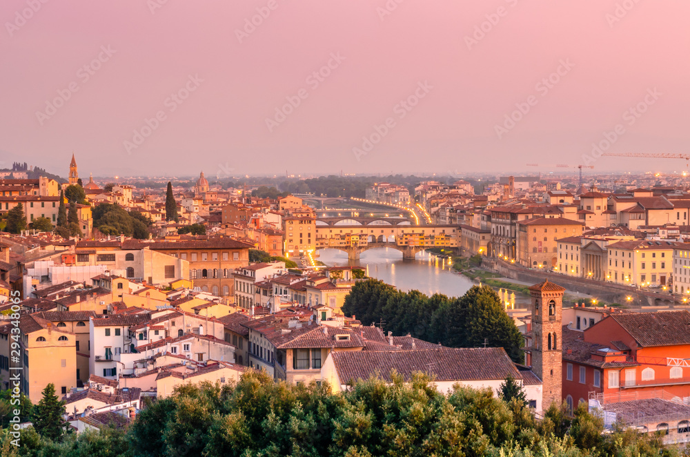 Bellissimo panorama di Firenze da Piazzale Michelangelo all'alba con Ponte Vecchio, il fiume Arno e il quartiere di Oltrarno
