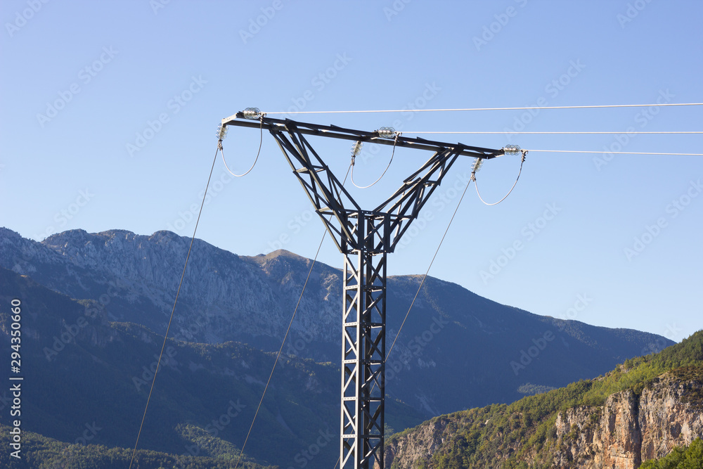 Torre electrica en alta montaña, transporte de energía eléctrica