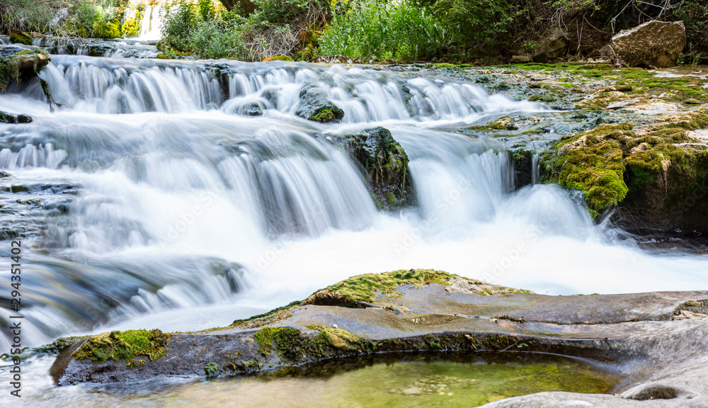 Larga exposición de flujo del agua de un río