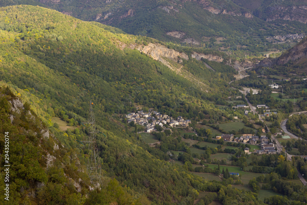 Paisaje de alta montaña, del pirineo de Huesca, Aragón, España