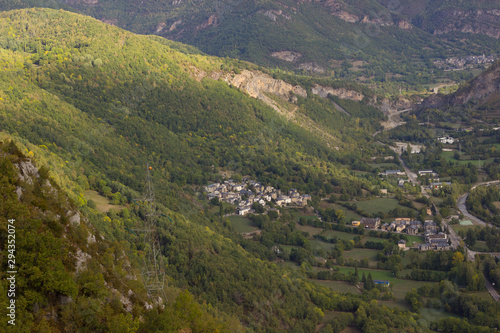 Fototapeta Naklejka Na Ścianę i Meble -  Paisaje de alta montaña, del pirineo de Huesca, Aragón, España