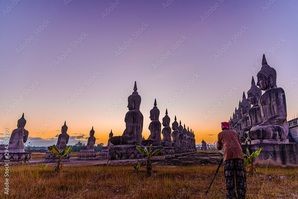 Obraz premium Big buddha stature with color of sky twilight, Public in thailand
