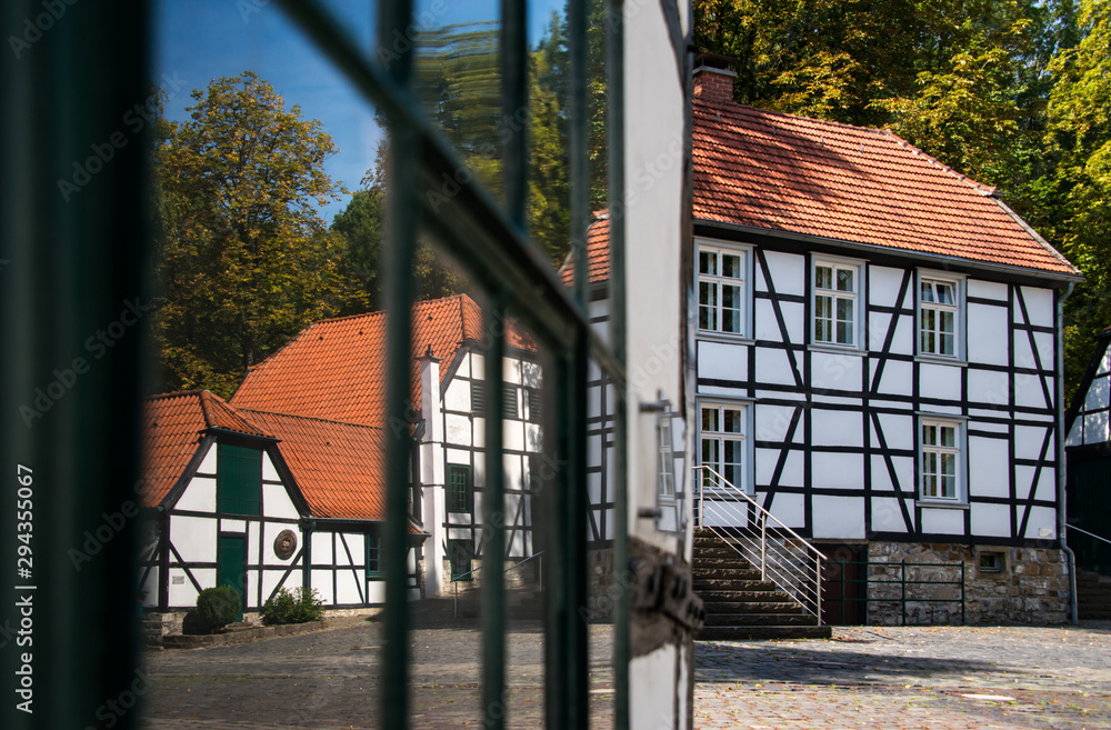 Fototapeta premium Historische Fabrikanlage Sauerland Deutschland Maste-Barendorf Iserlohn Nadelfabrikation Industriekultur Fachwerk Romantik Hochzeit Standesamt Kulisse Konzerte Kultur Weihnachtsmarkt Ausstellung 