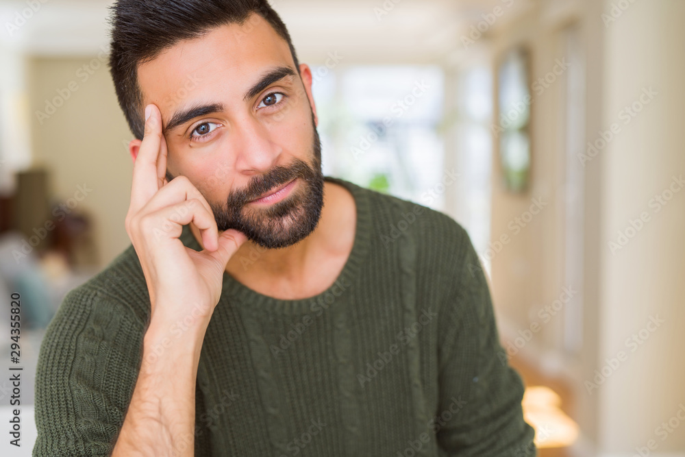 Naklejka premium Handsome man looking relaxed and confident