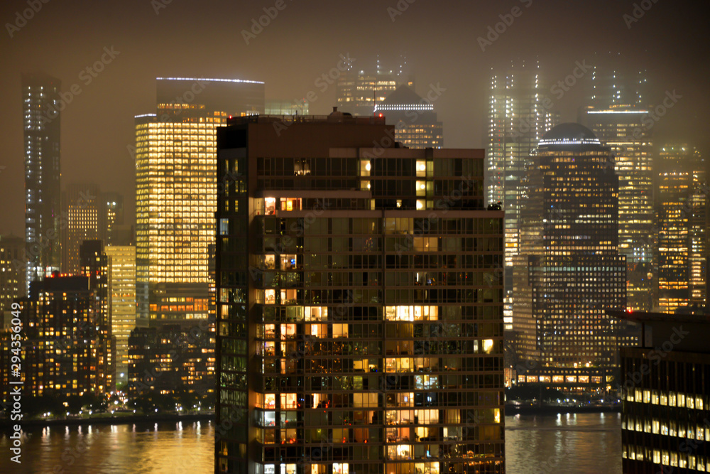 New York Manhattan Hudson Skyline von New Jersey Nebel Nachtaufnahme yellow Gold Financial District Wohnhaus Fenster Wohnungen Block of Flats Hochhäuser Wolkenkratzer Silhouette Lichtermeer