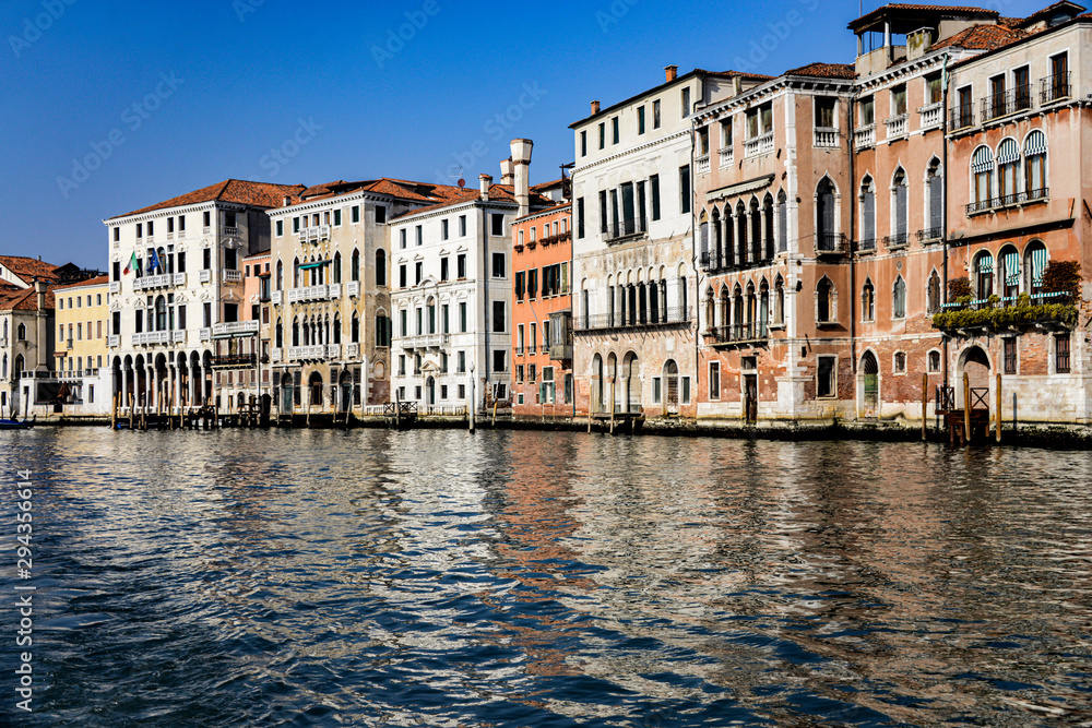 Venedig Canale Grande Venezia Italien Lagune Palazzi Häuser Eichenpfähle Nostalgie Geschichte Kanal Anleger Gondeln Boote Tourismus Attraktion Wassertaxi Mittelmeer Weltmacht Spiegelung versinken 