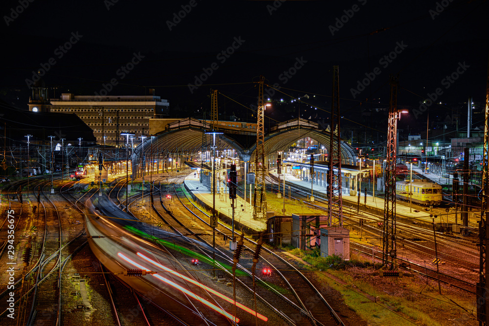 Hagen Hauptbahnhof Nacht Langzeitbelichtung Eisenbahn Verkehr Deutschland Westfalen Knotenpunkt Gleise Schienen Weichen Signale Züge Wischer Atmosphäre Bahnsteige Abfahrt Reise Verbindung Hagen Hauptbahnhof Nacht Langzeitbelichtung Eisenbahn Verkehr Deutschland Westfalen Knotenpunkt Gleise Schienen Weichen Signale Züge Wischer Atmosphäre Bahnsteige Abfahrt Reise Verbindung