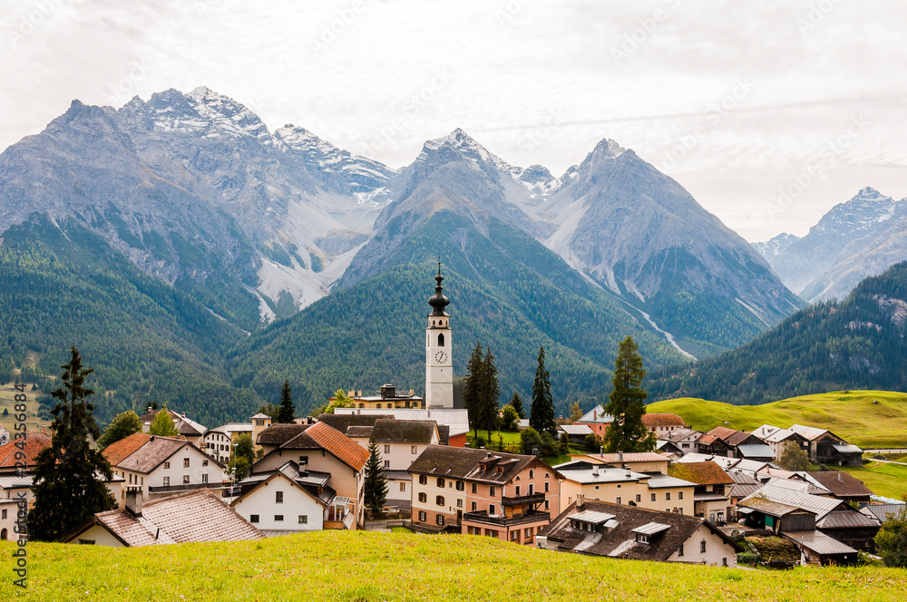 Obraz premium Ftan, Unterengadin, Dorf, Engadin, Alpen, Schweiz, Wanderweg, Graubünden, Sommer, Schweiz