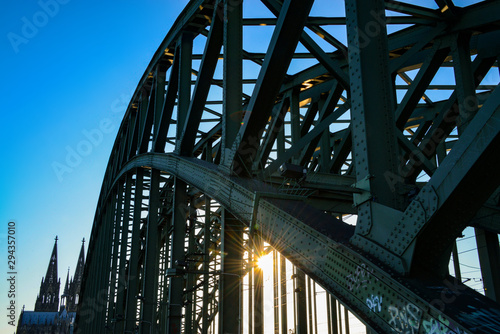 Hohenzollernbrücke Köln Rhein Eisenbahn Hauptbahnhof Kölner Dom Kirche Wahrzeichen Ziel Destination Zerstörung Überbrücken Sonne Licht Zuversicht Ankunft Reise Gotteshaus Attraktion Reise Tourismus