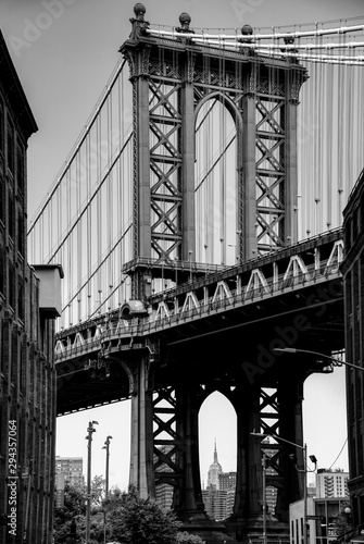 Manhattan Bridge Brooklyn Dumbo New York Empire State Building Hintergrund schwarz weiß Konstruktion Engineering Subway zwei Ebenen Pylon East River Verbindung 1910 Attraktion