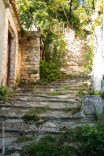 Fototapeta Naklejka Na Ścianę i Meble -  früherer mediterraner eselsweg mit steilen stufen und alten mauern