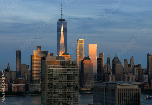 New York Manhattan Hudson Skyline von New Jersey Financial District Sonnenaufgang Reflektion Silhouetten One World Trade Center Hochhäuser Banken Stimmung Geschäfte Hoffnung Börse