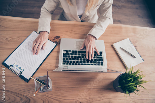 Fotomural Top above high angle view photo of ceo preparing for meeting with her business p