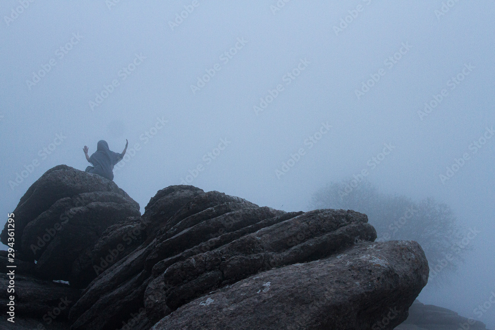 Con niebla en el  torcal de Antequera meditando